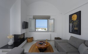 Coral Villa with Sea View & Hot Tub | Woonruimte | Een 32-inch smart-tv met satellietzenders