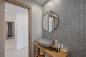 Pearl Villa with Sea View & Hot Tub | Banheiro | Chuveiro, secador de cabelo, chinelos, toalhas de banho