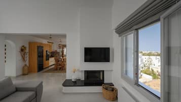 Coral Villa with Sea View & Hot Tub | Oppholdsområde | En 32-tommers smart-TV med Parabol-TV