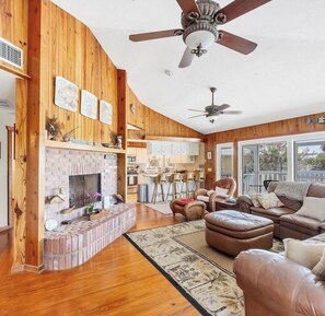 スマートテレビ、暖炉、書庫