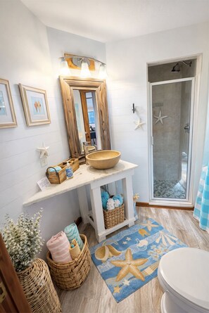 Shower, eco-friendly toiletries, hair dryer, towels - Waterfront Island Home with Heated Pool & Dock – Walk to Pristine Beach - Kayaks (Placida)