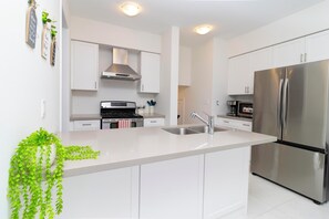 Refrigerador, microondas, horno y parrilla de estufa 