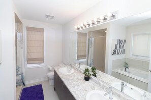 Dusch, handdukar, tvål och schampo