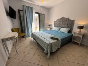 6 quartos, cofres nos quartos, escrivaninha