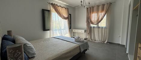 6 bedrooms, in-room safe, desk, iron/ironing board