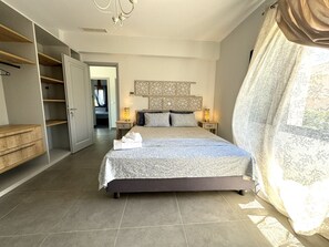 6 多间卧室、客房内保险箱、办公桌、熨斗/熨衣板