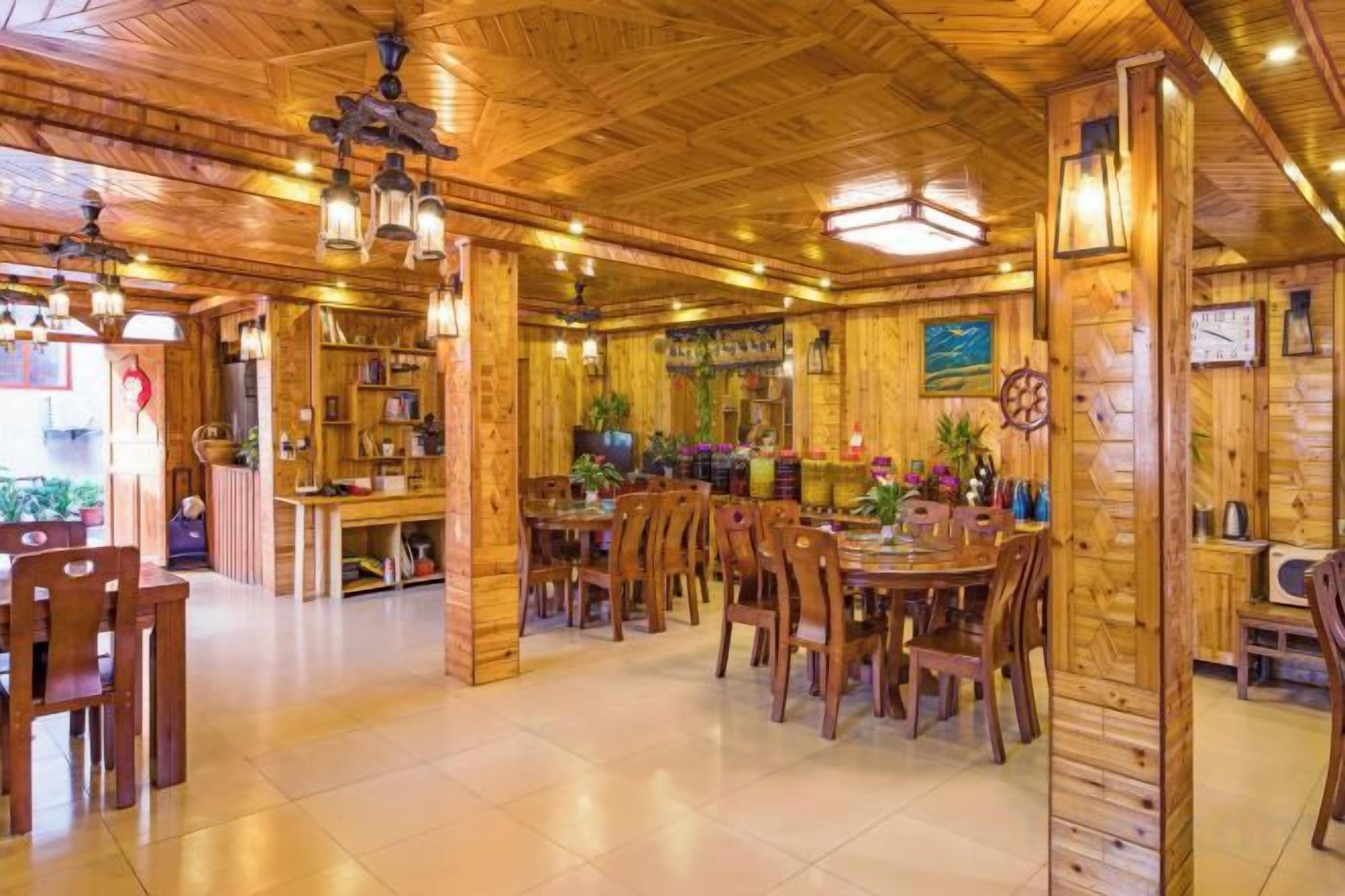 Un interior de madera con comedor, estanterías y barra.