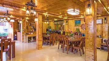 Un interior de madera con comedor, estanterías y barra.