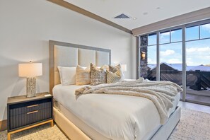 4 slaapkamers, een bureau, een strijkplank/strijkijzer, gratis wifi