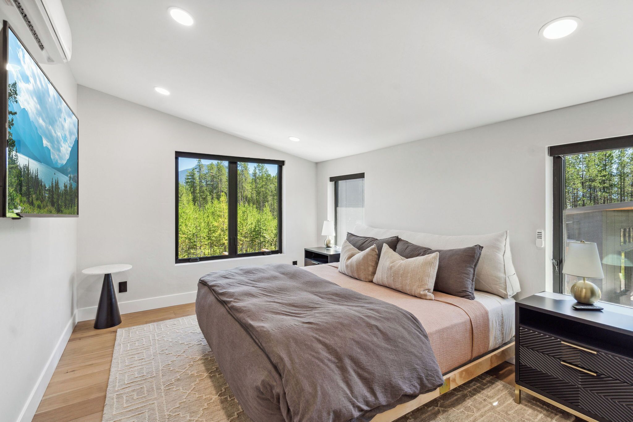 2 間睡房、書桌、熨斗/熨衫板、可攜式嬰兒床