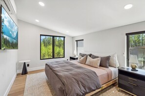 2 bedrooms, desk, iron/ironing board, travel cot - Close to Glacier Park Entrance (West Glacier)