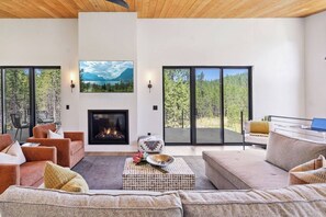 Smart TV, fireplace