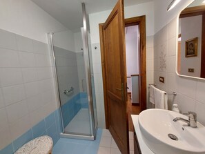 Shower, hair dryer, bidet, towels - Beautiful semi-detached house, view over the coast. Air conditioning,Wi-Fi (Toscana)