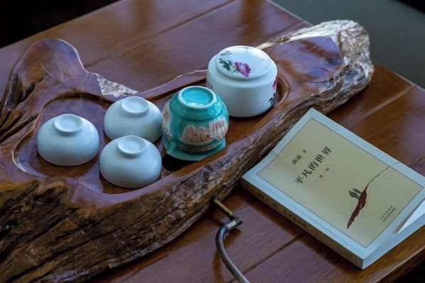 A wooden tray with teapots and a book on a table. - Boao Yingke Hotel (Dali City)