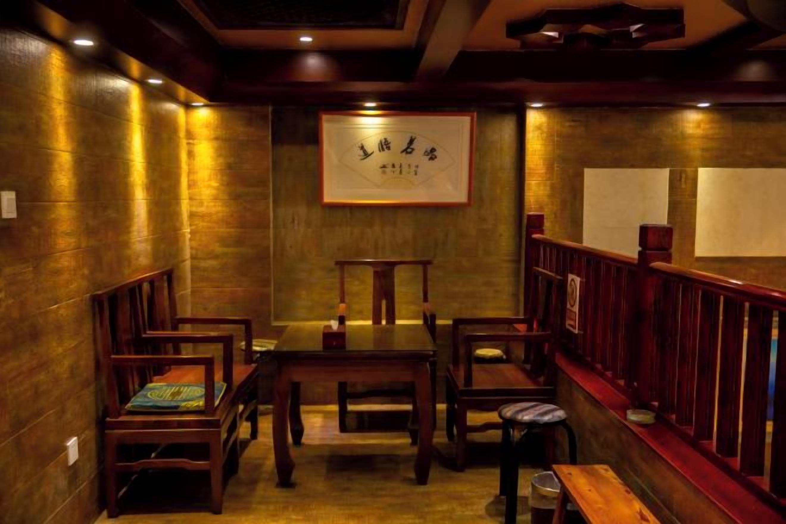 Un comedor tradicional con muebles de madera y un cartel enmarcado en la pared.