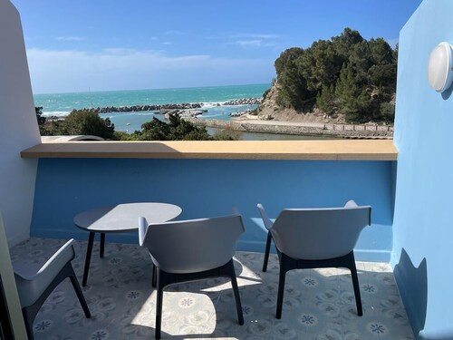 Renovierte Strandwohnung mit direktem Meerzugang, in Ferienanlage mit Pool