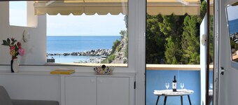 Renovated beach apartment with direct sea access, in vacation complex with pool