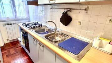 Frigorifero, forno, piano cottura, macchina per tè/caffè