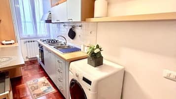 Frigorifero, forno, piano cottura, macchina per tè/caffè