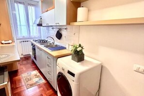 Fridge, oven, stovetop, coffee/tea maker - Entire Apartment in Rome near "Metro C" (Roma)