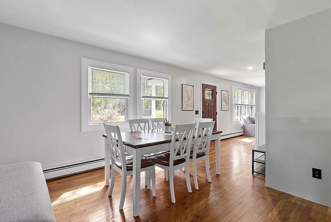 Charming 3-bedroom house centrally located in the lakes region.