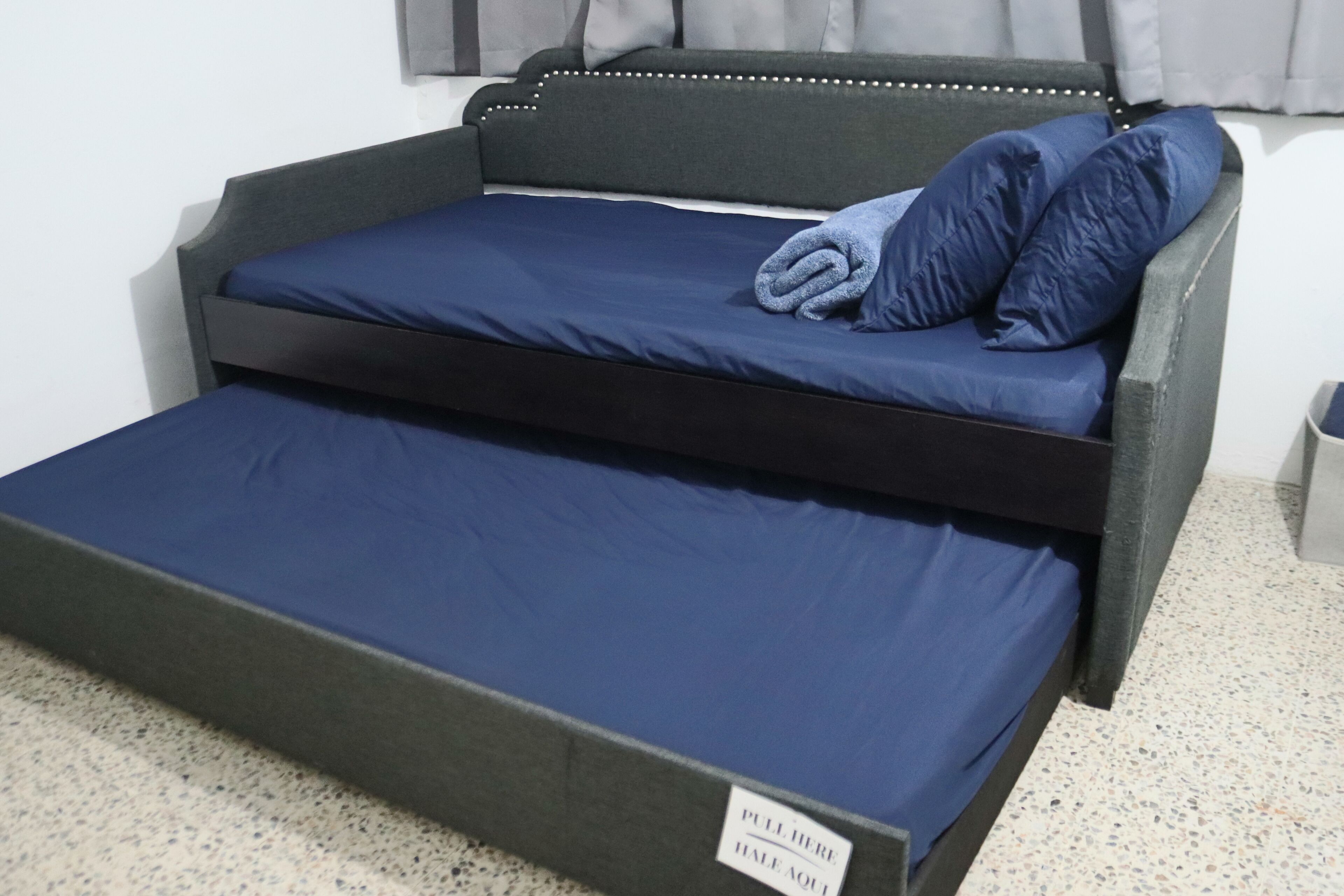 3 dormitoris, planxa i posts de planxar i un bressol de viatge 