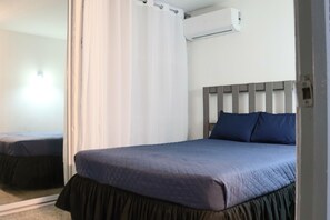 3 dormitorios, tabla de planchar con plancha, cuna de viaje