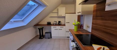 Een koelkast, een oven, een kookplaat, een vaatwasser