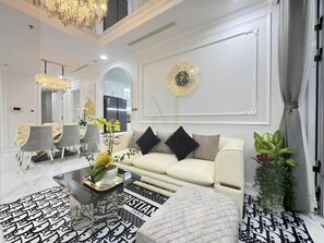 Appartamento Deluxe, 4 camere da letto, balcone, vista città | Area soggiorno | TV 40 pollici con canali via cavo