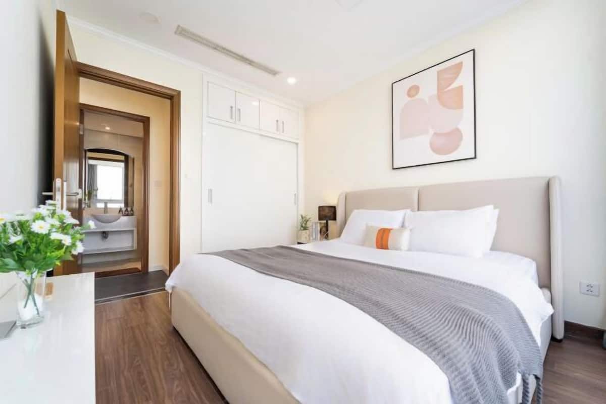 Egyptian cotton sheets, premium bedding, pillow-top beds, desk