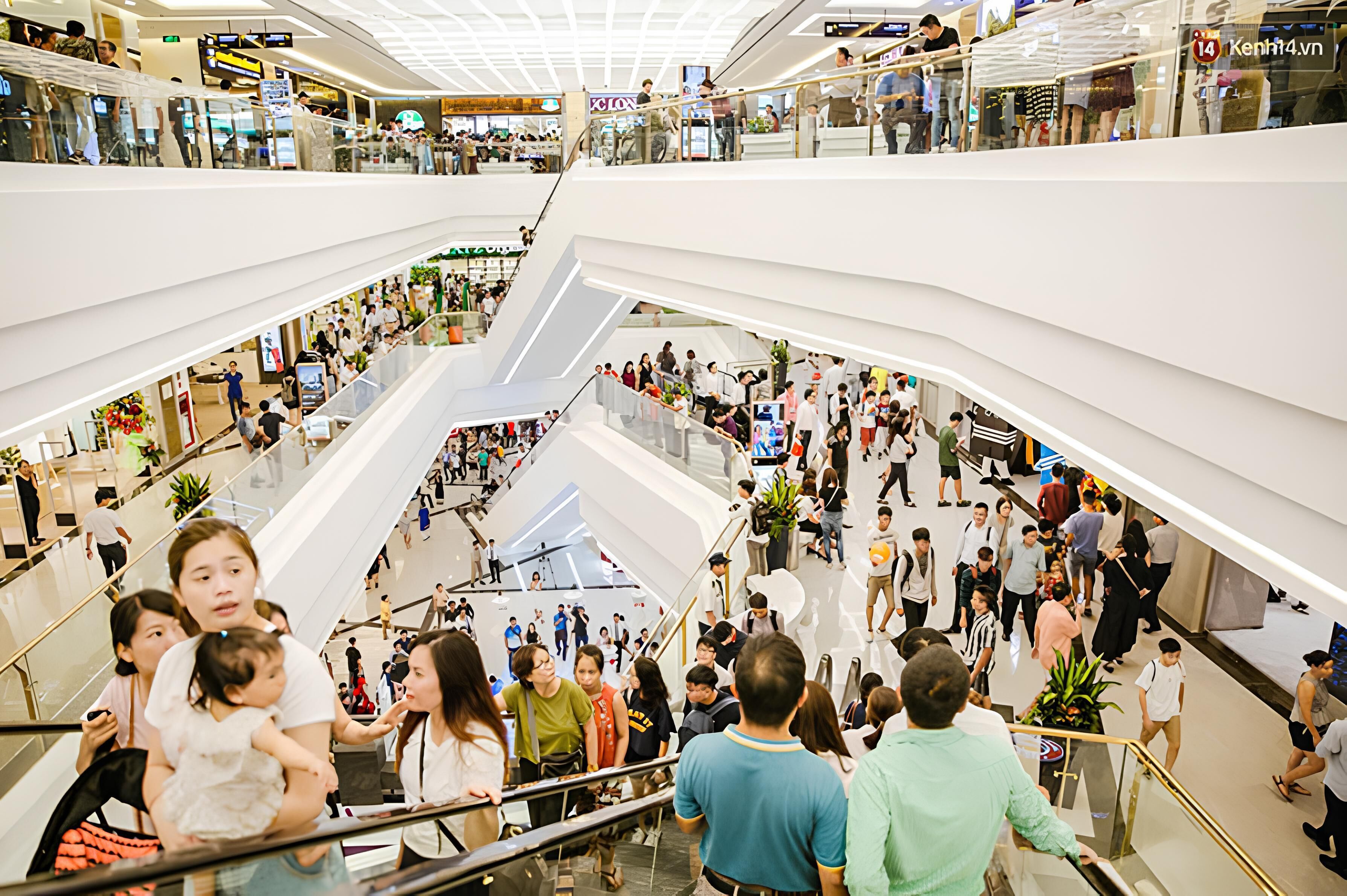 Un centro comercial de varios niveles con escaleras mecánicas que conectan las distintas plantas.