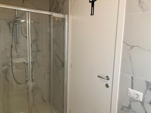 Shower, hair dryer, bidet, towels - Casa Teresa (Floor 1) (Germignaga)