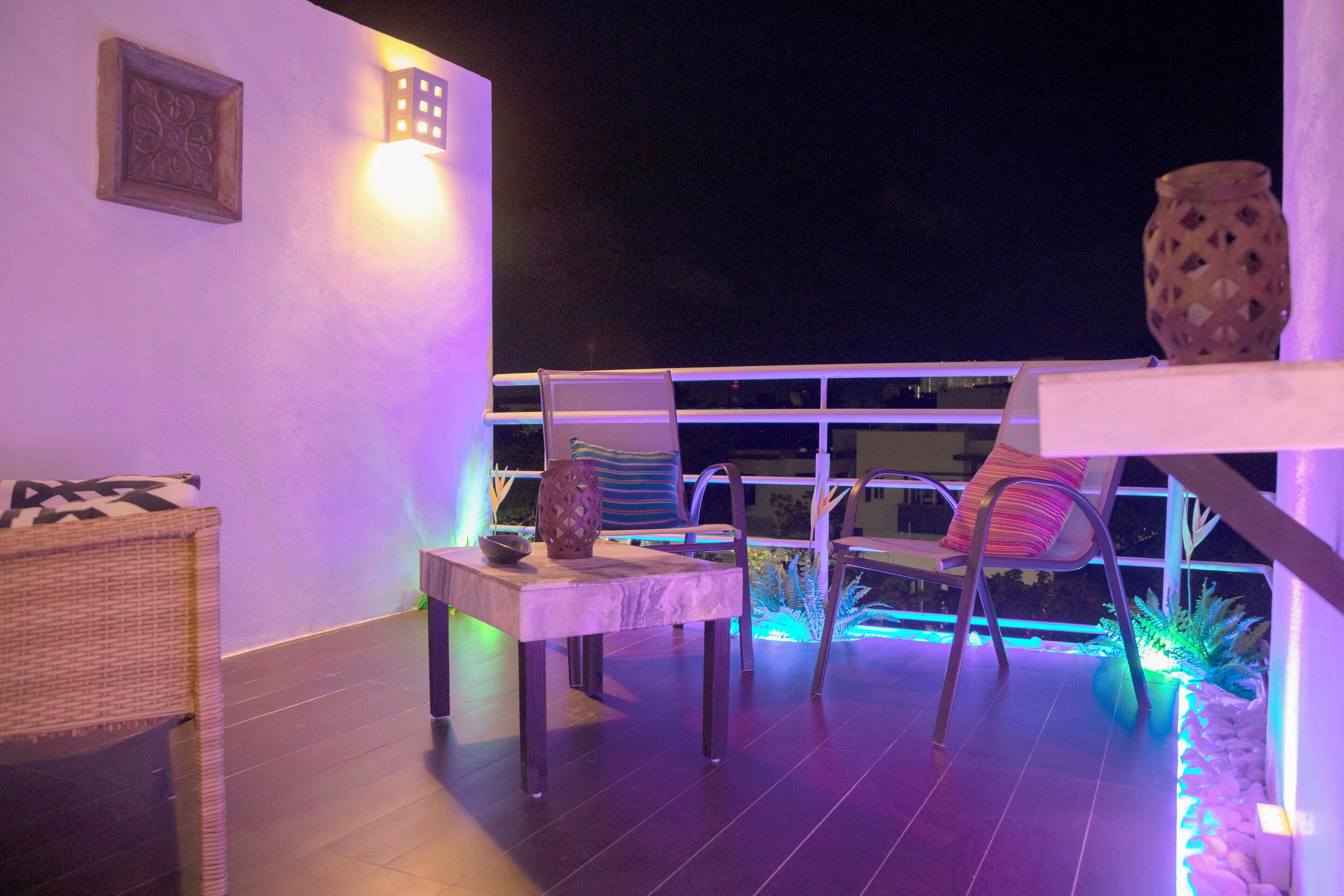 Una terrazza esterna con tavolo, sedie e oggetti decorativi.