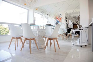 Dining - Luxury 3 BR Condo in top location near Las Perlas Beach (Cancún)