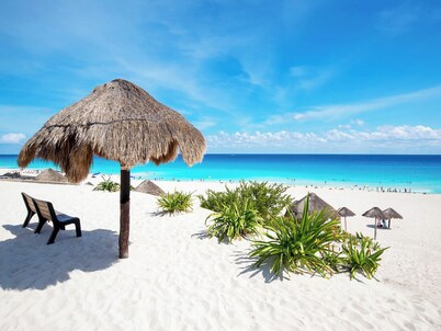 Luxury 3 BR Condo in top location near Las Perlas Beach