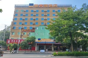 A multi-story hotel with a sign indicating a spa and restaurant on the ground floor. - YeNanning East Railway Station Jiuquwan Hot Spring) (Nanning)