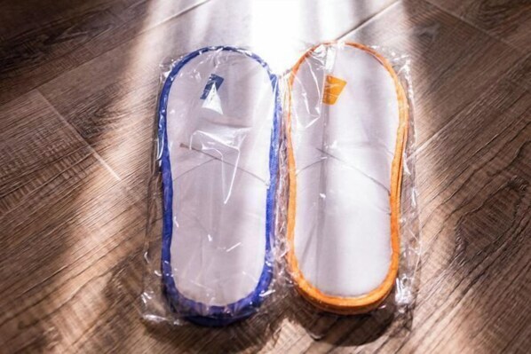 Dos objetos envueltos en plástico sobre un suelo de madera.