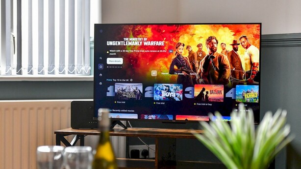 Un televisor mostrando una película titulada 