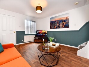 TV - Homely 2 bed house with parking! - Pass the Keys (Pontprennau)