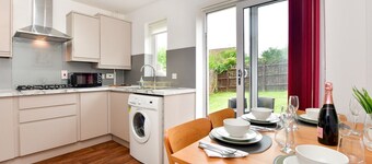 Pass the Keys | Homely 2 bed house with parking!