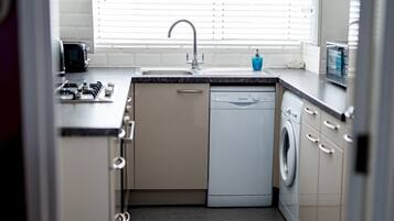 Kylskåp, mikrovågsugn, ugn och diskmaskin