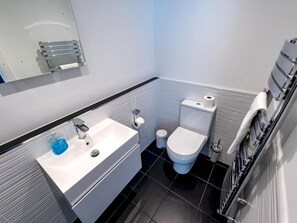 吹风机、毛巾、肥皂、洗发水