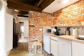 Micro-ondes, plaque de cuisson, lave-vaisselle, grille-pain