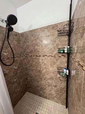 Shower, hair dryer, towels, soap - Spacious 5-bedroom house in West Boca Raton WiFi, AC, Deerfield Beach -11.5 Mi (Boca Raton)
