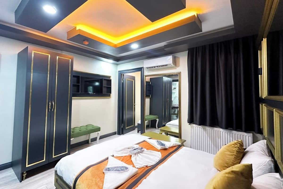 Quadruple Room | In-room safe, blackout drapes, soundproofing, free WiFi