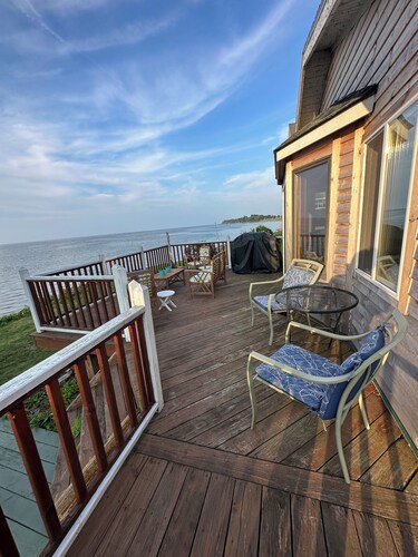 Direct Lakefront Cottage, Modern 2-bedrm Cottage in Point Breeze with WiFi & AC
