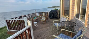 Direct Lakefront Cottage, Modern 2-bedrm Cottage in Point Breeze with WiFi & AC