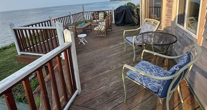 Direct Lakefront Cottage, Modern 2-bedrm Cottage in Point Breeze with WiFi & AC