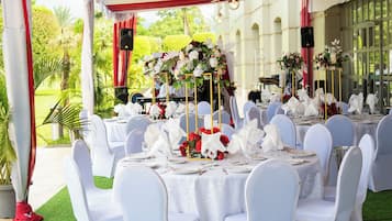 รับประทานอาหารกลางแจ้ง