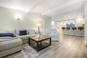 Smart-TV, Kamin, Tischfußball